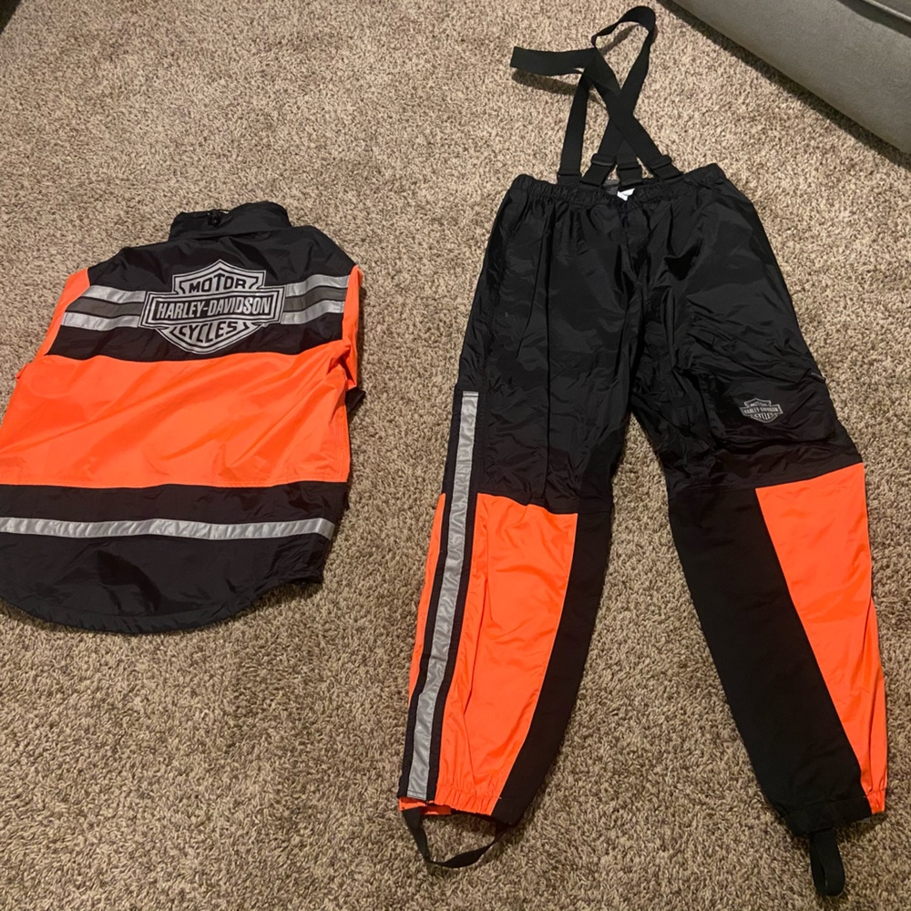 Size Large Harley Davidson rain gear.